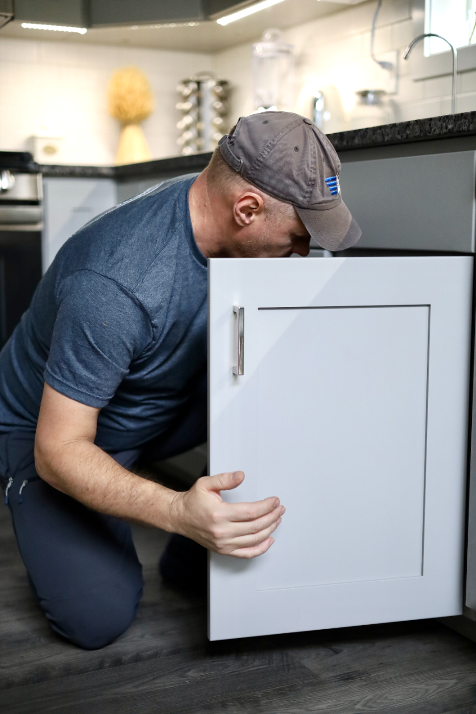 Setting a cabinet door